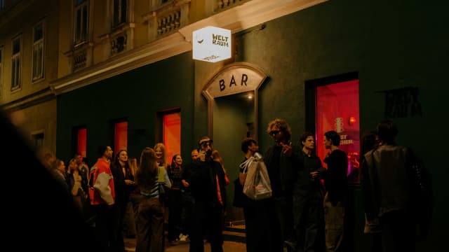 DOSSIER-Party mit neuer Ausgabe und Geburtstagsfeier