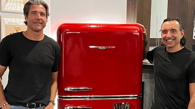 Fridgeside! Bootstrap vs VC w/ Rob & Chris Taylor (founders)