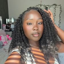 Profile picture for Mia