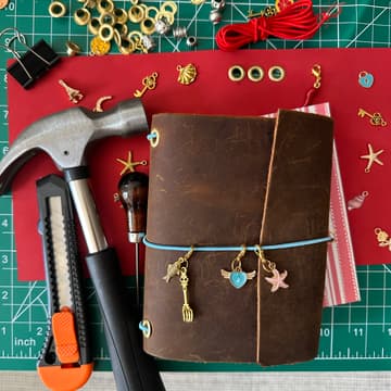 Cover Image for Travelers Notebook Workshop (Bookbinding + Leatherworking)