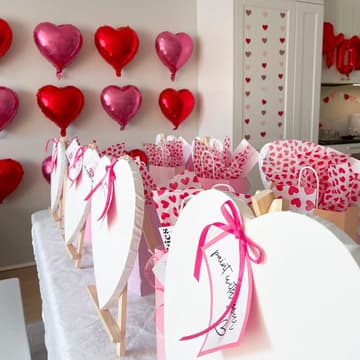 Cover Image for 💘🍷 Galentine’s Dinner: Sip and Paint 🍷💘 (Lisbon)