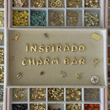 Cover Image for Tarot & Joyas · Charm Bar · Crea tus propios joyas · Vino ilimitado