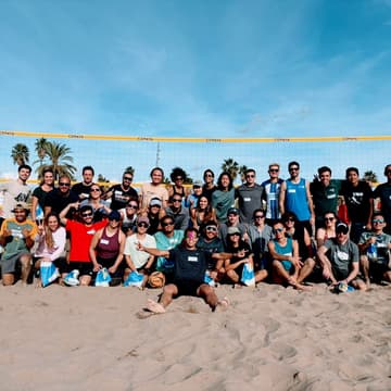 Cover Image for SEA, NETS, AND SUN ✧ Beach Volley with BCN Entrepreneurs & Professionals, Beginner-Friendly!