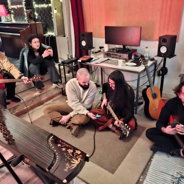 Cover Image for Friday Music Party - Entrecampos