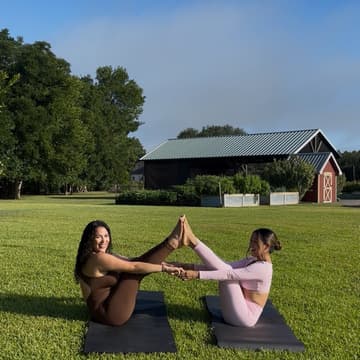Cover Image for Yoga, Sonido & Mimosas: A Latina Power Event 🪷💫