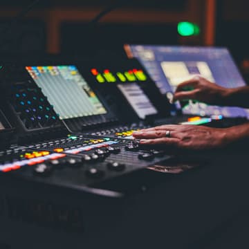 Cover Image for Masterclass AI07. „Postprodukcja AI” – dźwięk, muzyka, montaż i VFX z AI