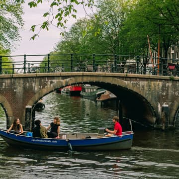 Cover Image for Boats & Bites
