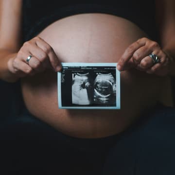 Cover Image for Who Creates a Family? The Ethics and Regulation of International Surrogacy