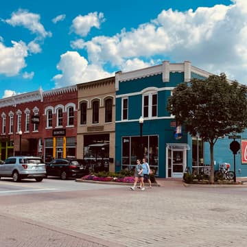 Cover Image for Bus to Bentonville