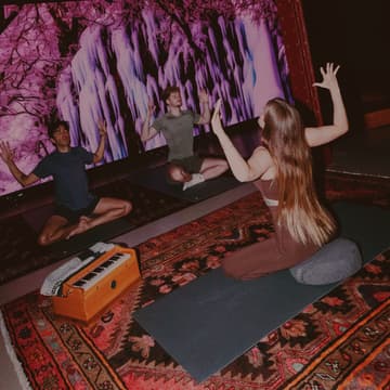 Cover Image for Signature: Vinyasa Yoga with Clara Vidal