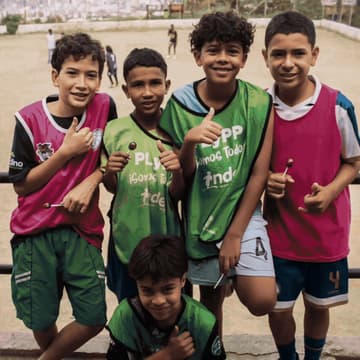 Cover Image for 💪 SembraFit 🧡 Sembradores de la 13 × Julián Robayo: Workout and Raise Money for Youth Fútbol in Comuna 13