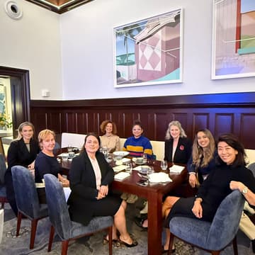 Cover Image for Women in Sales: Coffee, Connection & Closing.