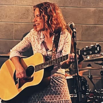 Cover Image for Live Music w/ Amanda Pearcy