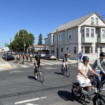 Cover Image for Calm Fruitvale Streets - Bike and Roll Tour / Calles tranquilas de Fruitvale - Recorrido en bicicleta y patines