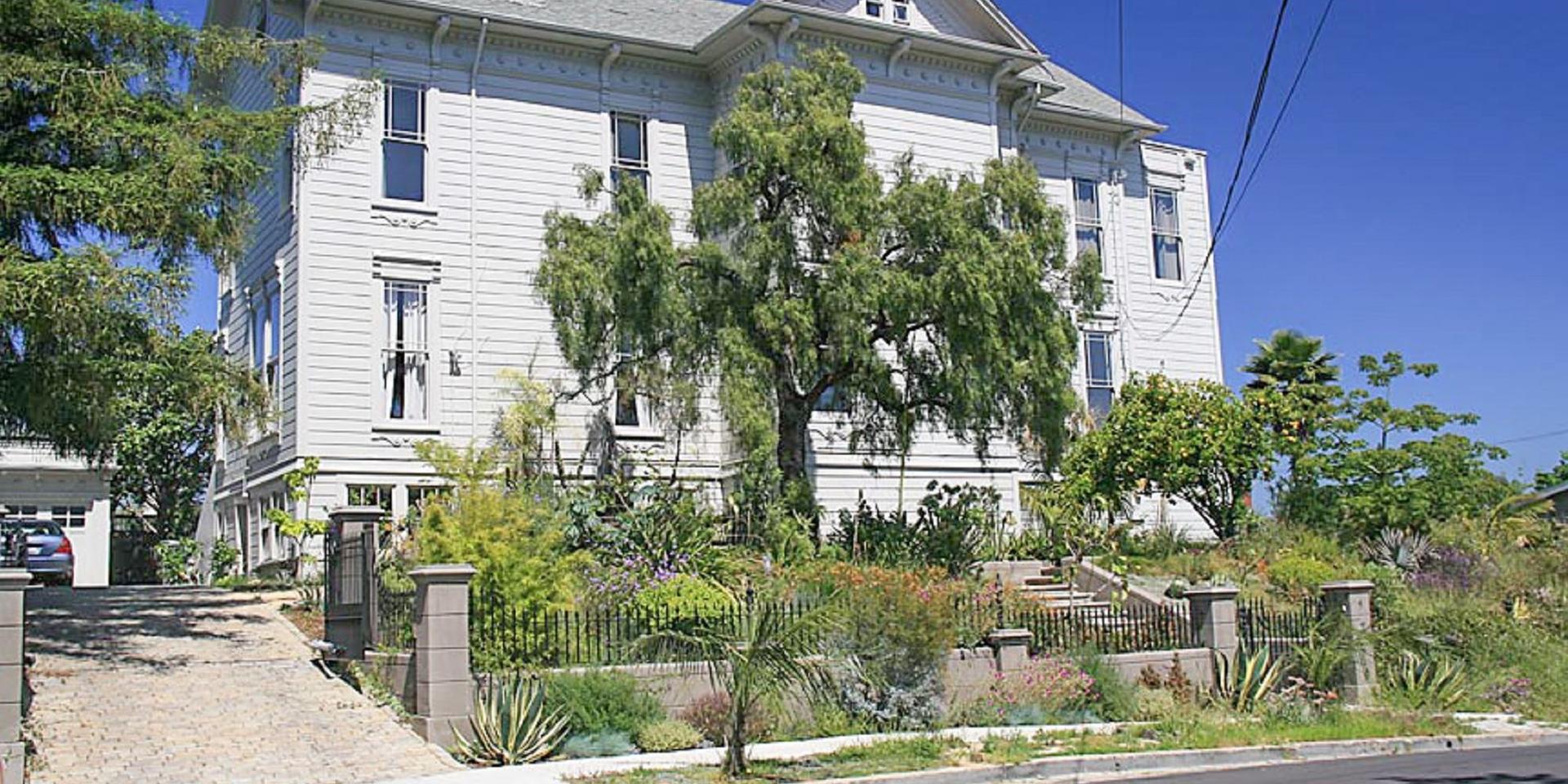Cover Image for Virtual Tour of Ellen Kenna House, vacant room: $1200
