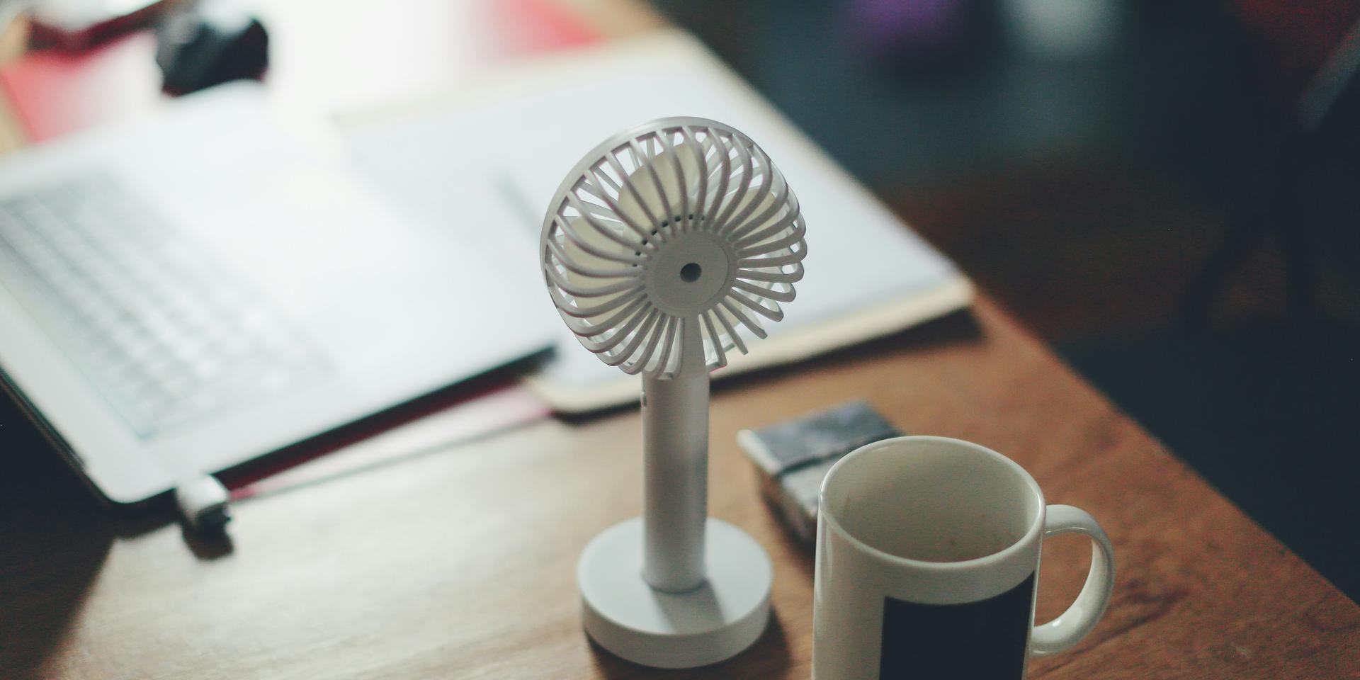 Cover Image for Portable Rechargeable Fan: Stay Cool Anywhere, Anytime