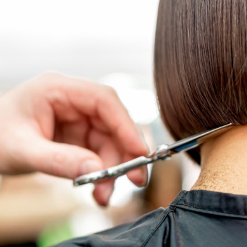 Cover Image for Une coupe de cheveux à la Maison  💇‍♀️💇‍♂️