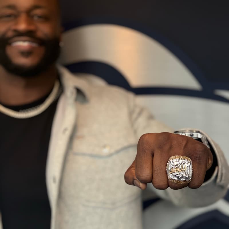 Cover Image for Private Lunch With Super Bowl 50 Denver Bronco Kenny Anunike In Award Winning SF Garden