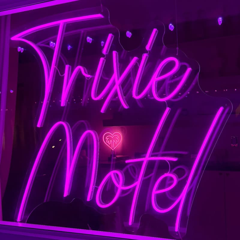 Cover Image for eTail W Trixie Motel Cocktail Hour