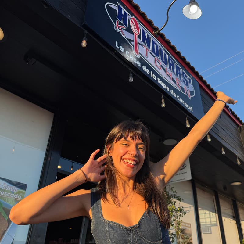 Cover Image for Daniela Inés Calvo presenta No Hablo Inglés: Standup Comedia en Español 📍Honduras Kitchen - Huntington Park