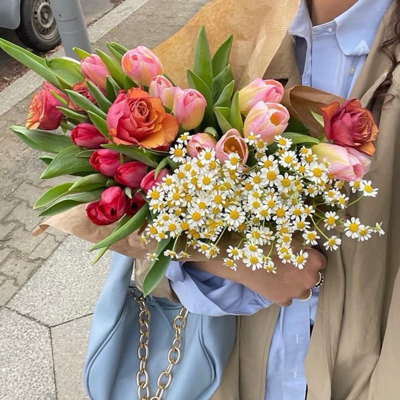 Cover Image for Bouquet Building And V-Day Card Craft Night