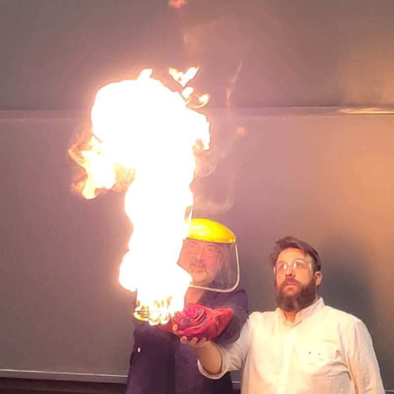 Cover Image for The Royal Institution & Harvard Lecture Demonstrations present a Spectacular Science Show!