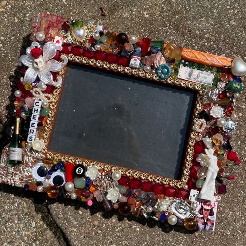 Cover Image for Assemblage Creations: Adorn A Picture Frame