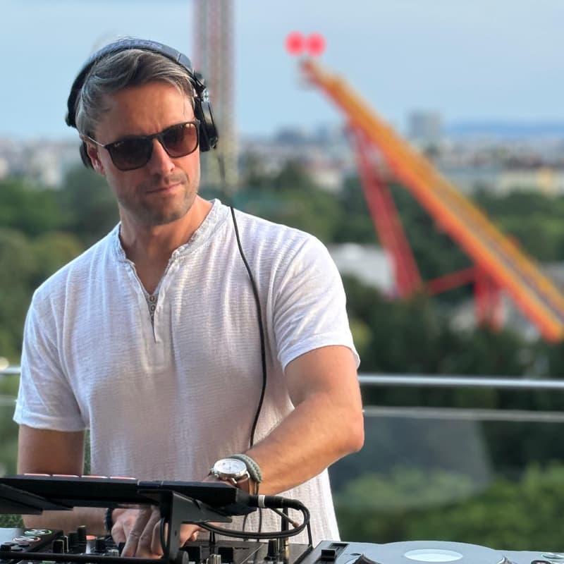 Cover Image for Rooftop Live Music with Fede Fröstl