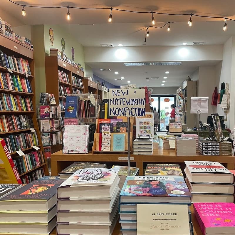 Cover Image for Curl Up in a Bookshop