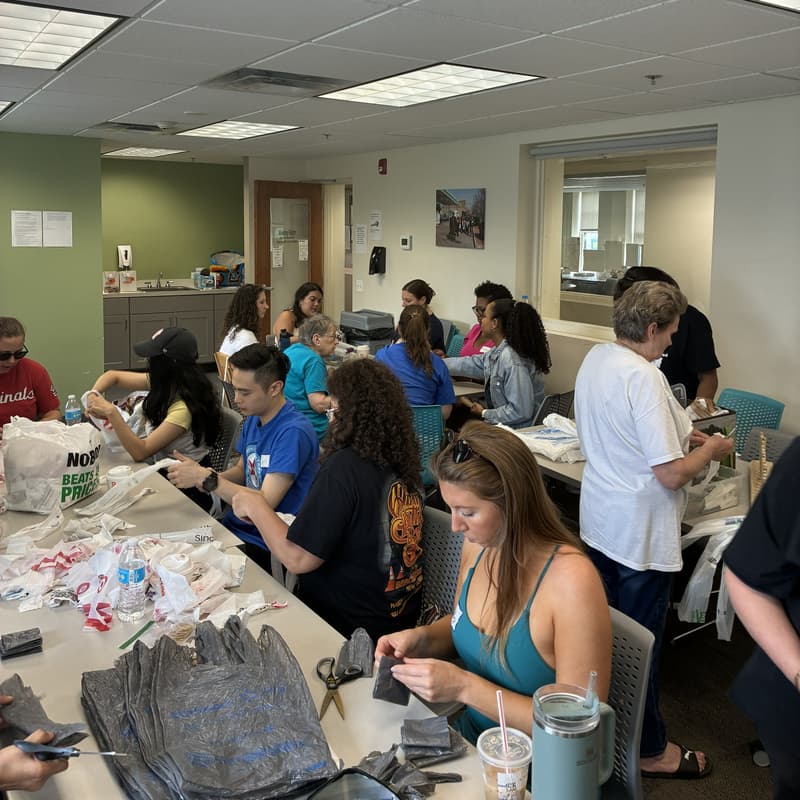 Cover Image for Volunteer with Bags and Mats (Volunteering Untapped Chicago)