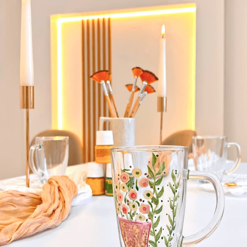 Cover Image for Kūrybinė edukacija: stiklinių puodelių dekoravimas Vilniuje (MOKAMAS)