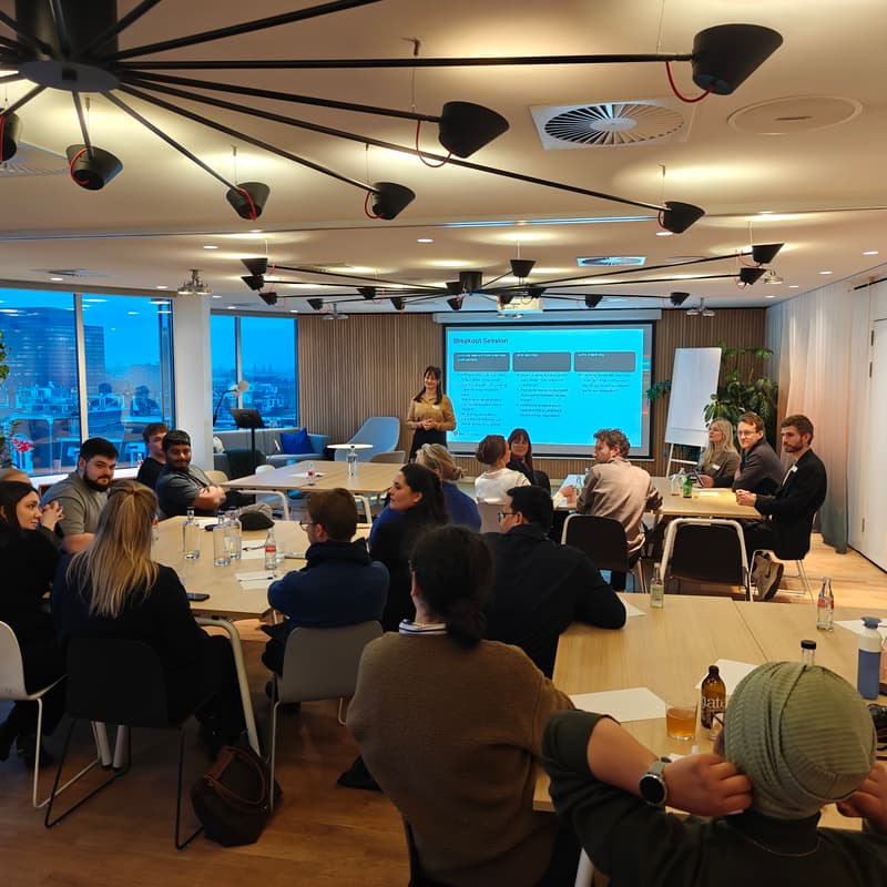 Cover Image for Building a Customer-Centric Organization. Breaking silos and turning customer insight into cross-functional action