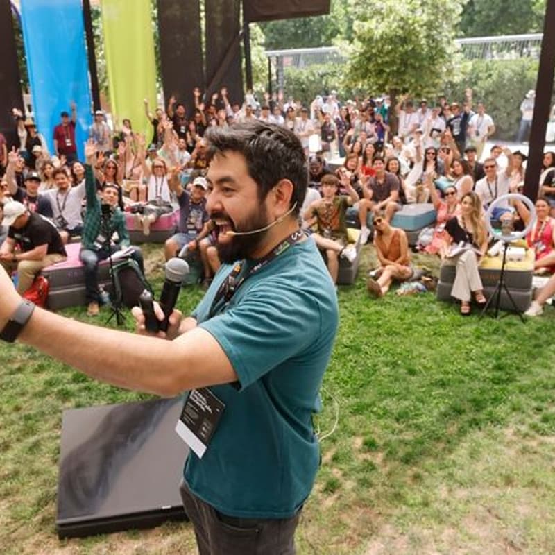 Cover Image for Industrias Creativas: El Poder De Crear (EtMday Dia 3): Rodrigo Baudrand Saavedra, Joyce Zylberberg y Tomas Dittborn