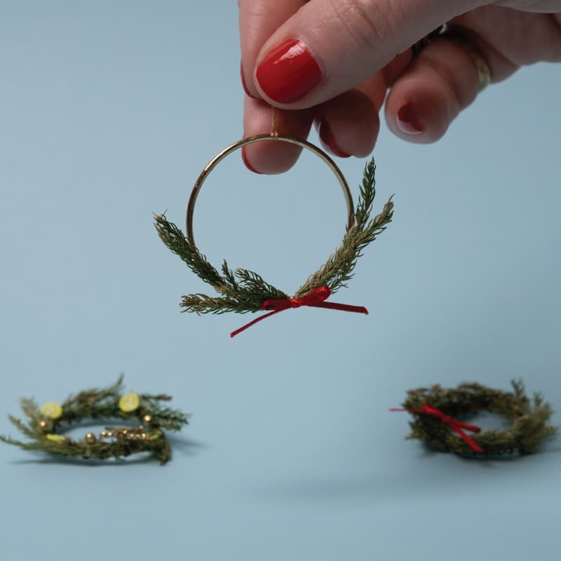 Cover Image for Miniature Wintry Wreaths