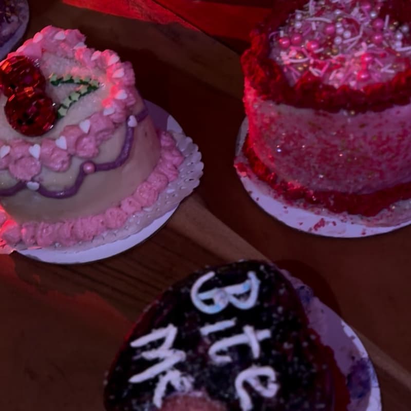 Cover Image for CAKE CLIQUE: CAKE DECORATING WORKSHOP