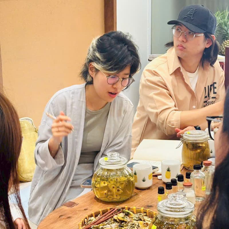 Cover Image for Workshop làm nước rửa chén từ vỏ dứa| Making dishwashing liquid from pineapple peels
