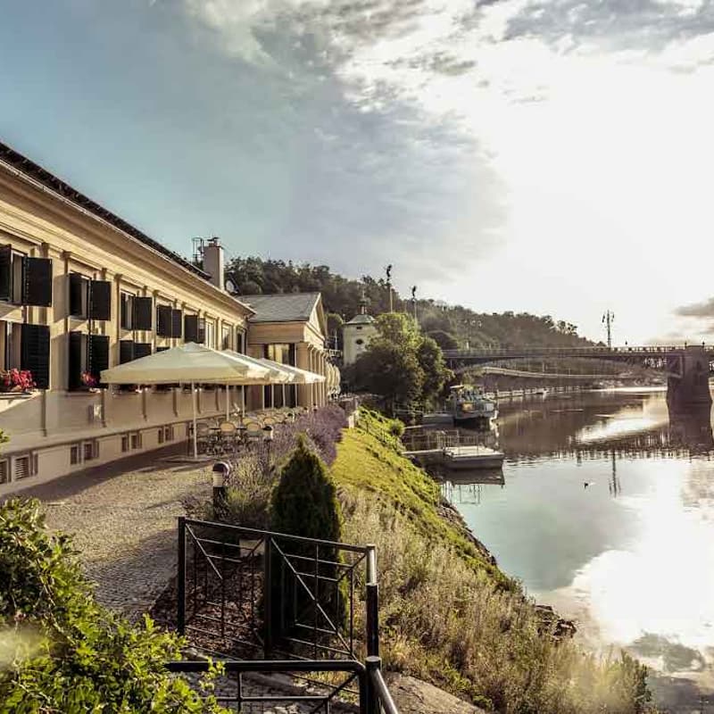 Cover Image for Investments & Entrepreneurs | Proč budovat kariéru a firmu v CEE?