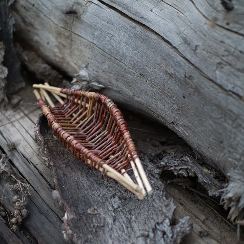 Cover Image for Weaving a Willow Berry Boat