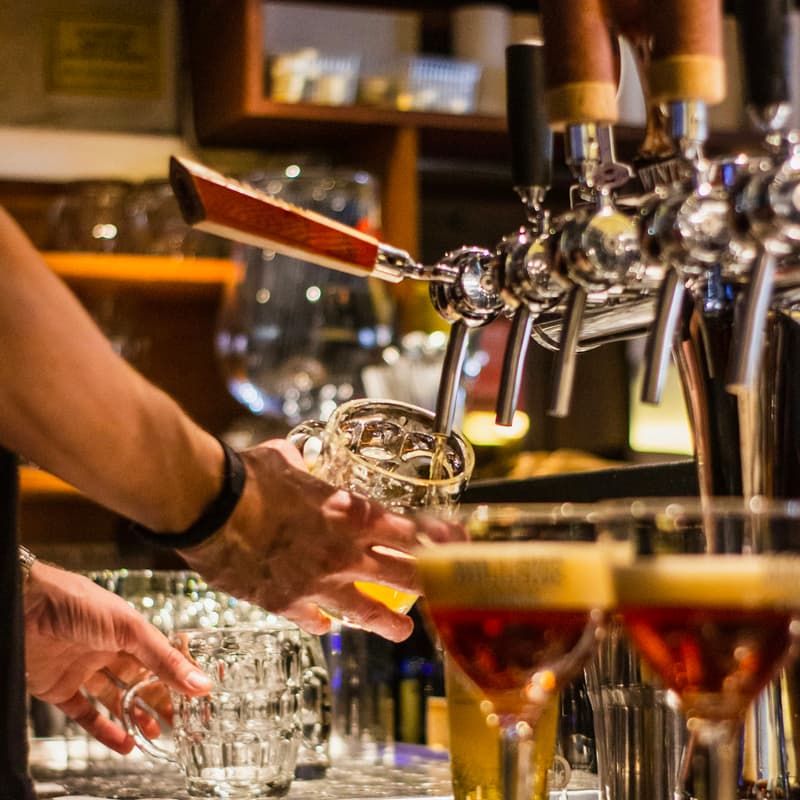 Cover Image for Dudes A Line Pub Crawl