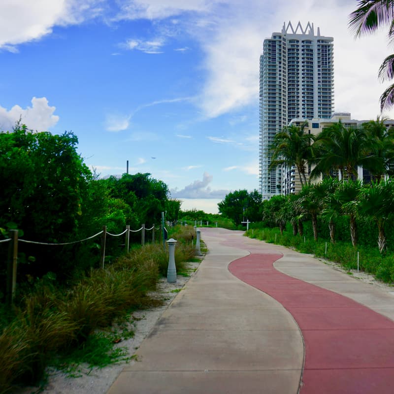 Cover Image for Hot Mom Walk + Pura Vida Lunch – Delray Beach ☀️