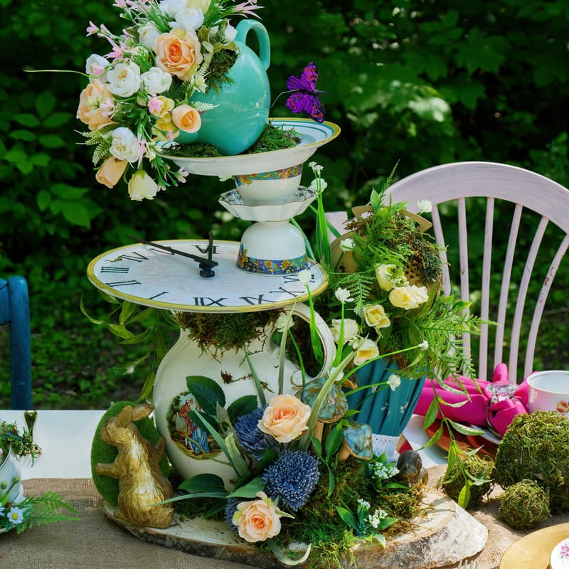 Cover Image for Alice In Wonderland: Dinner with a Mad Hatter