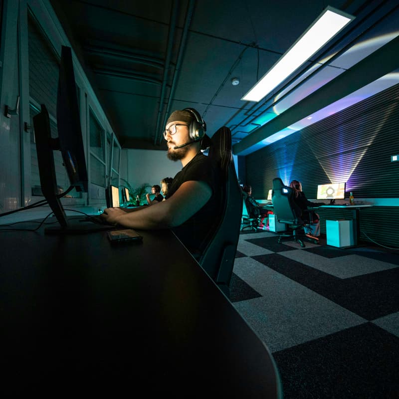 Cover Image for CS2 - Social Gaming