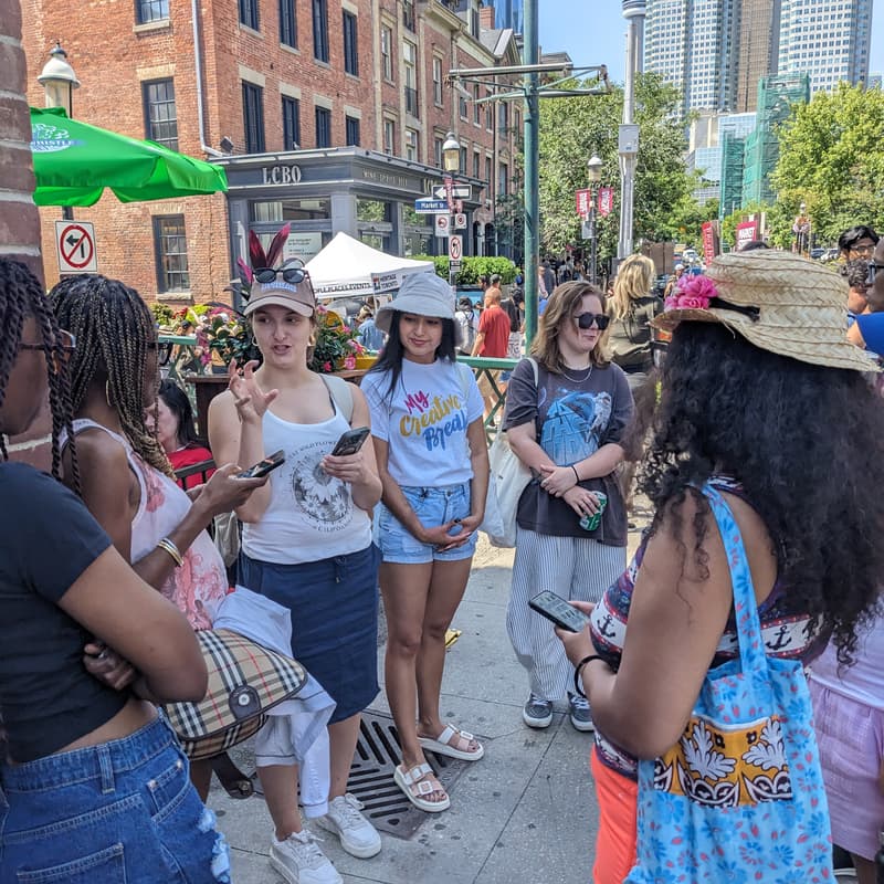 Cover Image for Deeper Connections: Make New Friends for Women: Montreal City Walk Edition