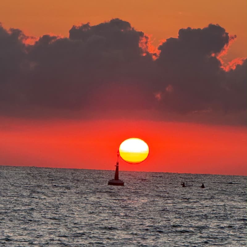 Cover Image for 🌅 🎧 SHOW UP Sunrise x The Offline Club Barcelona ❌📱