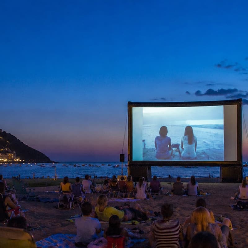 Cover Image for Nit de cinema i platja: "Molt lluny" 🎥