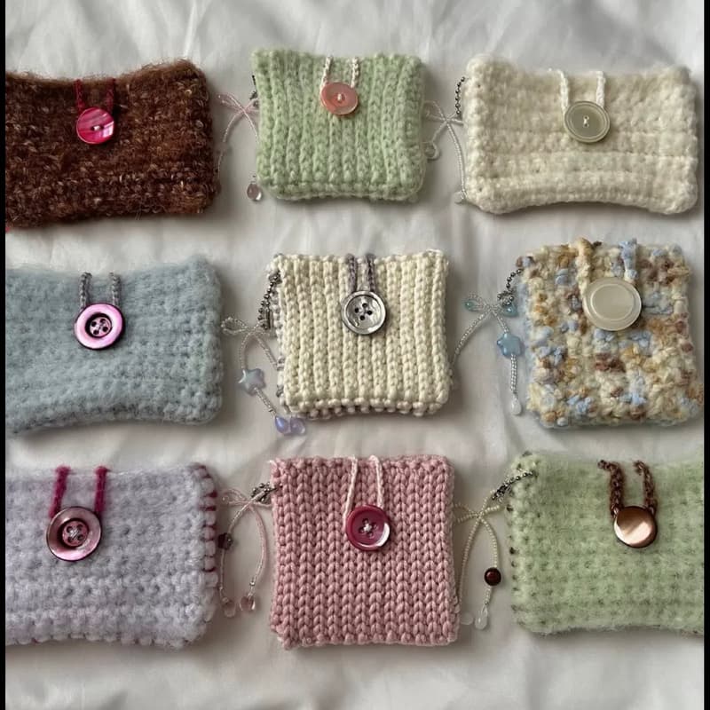 Cover Image for Tiny threads: Knit wallets