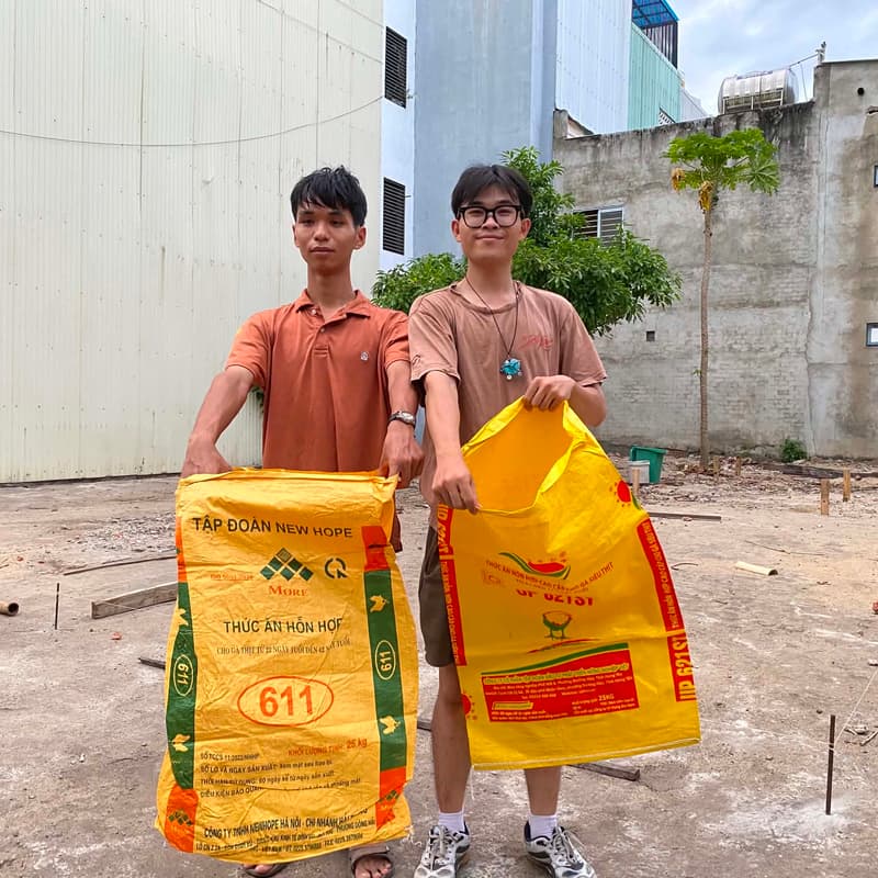Cover Image for Ong Chăm Chỉ Xây Vườn Lấp Lánh