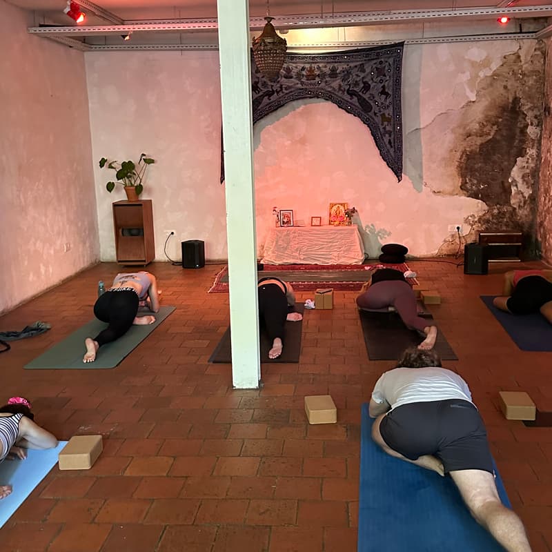 Cover Image for Active Yoga Flow For Strength & Flexibility