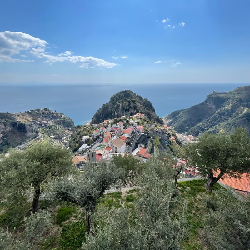 Cover Image for Da Ravello ad Amalfi via Scala e Valle delle Ferriere: la camminata delle meraviglie 🌿🏳️🌈