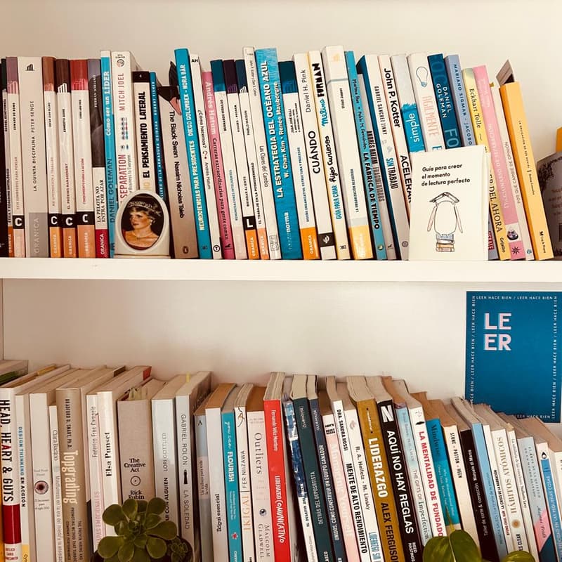 Cover Image for Salí del modo predictivo: cómo usar la lectura para volver a tener ideas propias